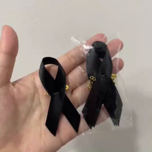 ริ้บบิ้นดำ 10 ชิ้น ริบบิ้นเข็มกลัดสีทอง แบบเห็นเข็มกลัด สำหรับติดเสื้อ เข็มกลัดริ้บบิ้นไว้อาลัย