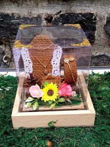 TEMPAT PERHIASAN LAMARAN BAHAN GONI