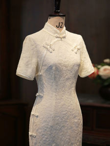 สไตล์จีนใหม่ ชุดกี่เพ้า รุ่นหนุ่ม Morning Robe งานแต่งงาน เดรส สําหรับ Registry แขนสั้นลูกปัดต่ํา ผ่าชาย สีบริสุทธิ์ ชุดราตรี