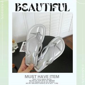 LiShops งานเข้าใหม่พร้อมส่ง รองเท้าแตะหูหนีบแฟชั่น งานดี พร้อมส่งให้เลือกด้วยกันทั้งหมด 4 สี น้ำหนักเบาใส่สบาย ใส่ได้หลากหลายโอกาส ใครไม่อยากพลาดงานดีๆ รีบกดสั่งเลย