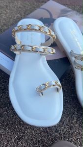 รองเท้าแฟชั่น แฟชั่นผู้หญิง รองเท้าแตะ สวมโป้ง แต่งโซ่ พื้นนุ่ม น้ำหนัก เรียบหรูดูแพง แบรนด์ Lucky Shoes