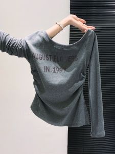 Áo Thun Dài Tay in Chữ Cổ Chéo Cho Nữ Mùa Thu 2025 Mới Về Thiết Kế Xếp Ly Thon Gọn Hở Vai Áo Thun Nữ