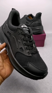 Sepatu Pria Anti Slip Desain Sporty Motif Polos Sol Berbulat Warna Hitam Bisa untuk olahraga dan lari