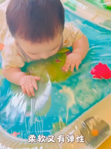 Kiumo Baby crawling and patting water mat 1-6 years old baby training crawling mat baby water play mat oversized inflatable cooling seat cushion suitable for bathing/travel play