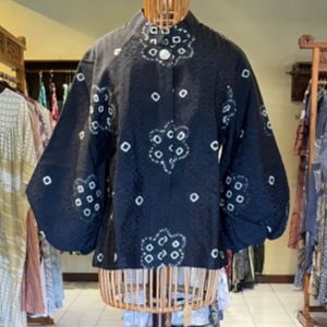 Queen Coat Viscos by Dian Pelangi LIMITED EDITION Cardigan Outer Blazer Bolero Cardi OOTD Casual Formal Kerja Kantor Pesta Kondangan Pernikahan Wanita Cantik Anggun Modis Modern Simple Elegan Mewah Model Korea Terbaru Motif Batik Jumputan Kekinian
