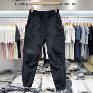 กางเกงทำงานผู้ชายฤดูร้อนสีพื้นทรงหลวมสบาย ๆ กางเกงขายาวลำลองแบบมีฮู้ดสำหรับกลางแจ้งแห้งเร็ว กางเกงขายาวทรงฮาเร็มสำหรับฤดูร้อน