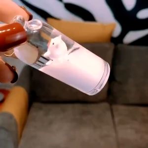 Móc khóa heo con trong bình sữa sự kết hợp đáng yêu và ý nghĩa