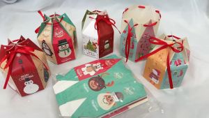 20 ใบ/แพ็ค 4 ลาย กล่องของขวัญ คริสต์มาส รูปทรงกระโจม พิมพ์ลายคมชัดสีสด ซานตาครอส ลายน่ารัก ใส่ขนม คุ๊กกี้ ช๊อกโกแลต ของแจก พร้อมส่ง