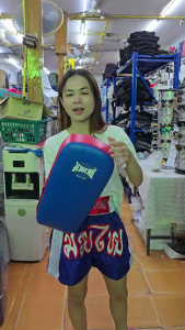 มวยไทย เป้าล่อสำหรับนักมวยไทย รุ่น ทนทานเพราะทำจากหนังเทียม สีดำแดงและน้ำเงินแดง