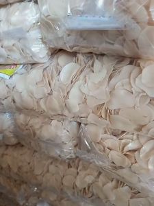 kerupuk bawang warna putih/kerupuk bawang putih  mentah 1kg