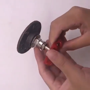 Flange Pipa Threaded Kuat Floor Flange Drat 1/2 3/4 Inch Besi Anti Karat Untuk Instalasi Industri