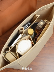 ด้านในกระเป๋า มีช่องแบ่ง6ช่อง สักหลาด วัสดุ ทำให้กระเป๋าดูเรียบร้อยมากขึ้น จัดระเบีย กระเป๋าด้านใน