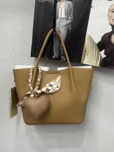 กระเป๋าสะพายไหล่ผู้หญิง 2025 กระเป๋าถือรูปกลวงลายโบว์ผ้าไหม กระเป๋าแม่ลูกรูปหัวใจ กระเป๋าสะพายข้างแบบสะพายข้าง กระเป๋าหนังวัว