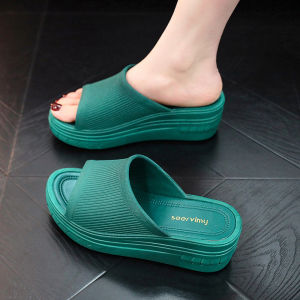 รองเท้าแตะส้นสูงสำหรับผู้หญิงในช่วงฤดูร้อนที่สวมใส่สบายและมีสไตล์สำหรับกลางแจ้ง รองเท้าแตะพื้นหนาป้องกันการลื่นเพื่อความสูงขึ้น รองเท้าแตะแบบสวมสบายสำหรับฤดูร้อน