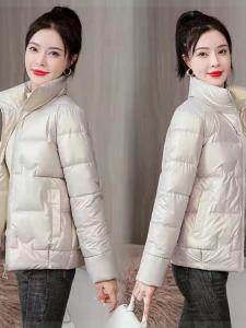 แจ็คเก็ตขนเป็ดหนาสำหรับผู้หญิงในฤดูหนาวปี 2024 แจ็คเก็ตคอตตอนสั้นแบบใหม่ปิดด้วยซิปสไตล์เกาหลี แจ็คเก็ตขนเป็ดหนาแบบลำลอง