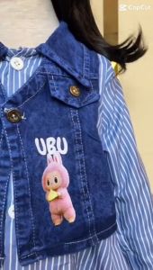 ( Free Bando Karakter ) Setelan Anak Perempuan Masakini Import Korean Labubu Set Navisa Rompi Salur Mix Sablon Labubu Usia 3 - 10 Tahun / Stelan Celana Kulot Sablon Labubu Bahan Jeans Mix Brokat Import Set Anak Tanggung Kekinian - Cod - Deviza Kids Wear