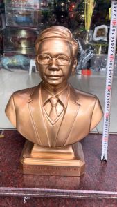 Tượng chân dung bác Nguyễn Phú Trọng cao 50cm bằng đồng đỏ nặng 185kg