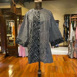 Nirina Tunik Katun by Dian Pelangi LIMITED EDITION Baju Blouse Atasan Kemeja Blus Hijab Kerja Kantor Casual Formal Pesta Pernikahan Kondangan Lebaran Wanita Hijaber Cantik Anggun Modis Modern Simple Elegan Mewah Korea Model Korea Terbaru Motif Batik