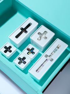 กล่องเก็บของแบบติดผนังสำหรับใส่ตะแกรงกรองน้ำสีขาวขนาดเล็ก กล่องเก็บของสำหรับใช้ในบ้าน กล่องใส่ของที่ติดกับผนังและวางได้ 2 แบบ