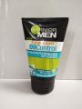 Garnier Men Facial Scrub  100ml Anti Blackheads Brightening Exstrak lemon mineral Clay 97% bersih tak berminyak. 