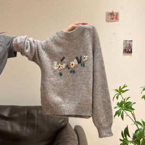 เสื้อสเวตเตอร์คอตั้งแขนยาวสีเทา ทรงหลวม ปักลายดอกไม้ หนา ใส่ได้ตลอดทั้งปี สำหรับผู้หญิง แฟชั่นฤดูใบไม้ร่วง/ฤดูหนาว