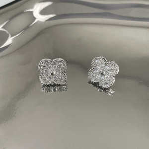 Full Diamond Four Leaf Clover Ear Stud ~ Fancy Accessible Luxury Earrings 2024 New Arrival Special-Interest Design Fashionable Online Influencer Earrings Women