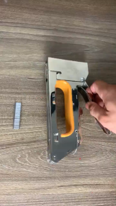 Máy bấm ghim cầm tay Súng bắn ghim cầm tay - KHÔNG cần điện khí nén- Ghim vào gỗ khung tranh tường - MOGEE