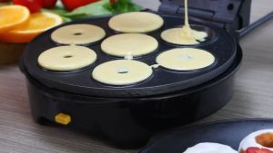 เครื่องทำโดนัท เครื่องอบขนมทรงกลม โดนัทจิ๋ว โดนัท Donut Maker ทำความร้อนอย่างสม่ำเสมอทั้งสองด้าน เบอร์เกอร์รีต่าง ๆ ได้ สามารถทำโดนัทได้ 16 ชิ้น หน้าเตาเคลือบเทฟล่อน อาหารไม่ติด ทำความสะอาดง่าย มีไฟแสดงการทำงาน ตัวล็อคป้องกันความร้อน ราคาประหยัด