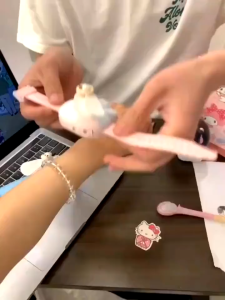 Quạt mini quạt đeo tay đồng hồ Hello Kitty quạt cổ tay di động tích hợp sạc USD dễ thương - Happy Life 4U