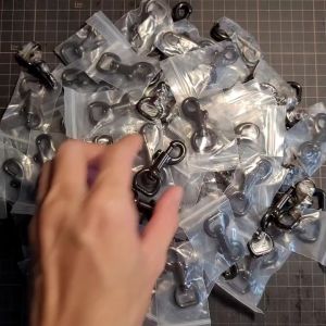 Móc chó lọt lòng 14mm màu đen dày dặn