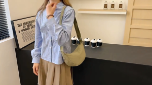 QNQN 2025 กระเป๋าสะพายไหล่แบบสบาย ๆ ของผู้หญิงแฟชั่นสีทึบถุงเกี๊ยวกระเป๋าสะพายสุภาพสตรีแบบสบาย ๆ กระเป๋าสะพายไหล่ช้อปปิ้งกระเป๋าใต้วงแขน