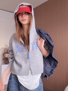 Áo Len Cardigan Dệt Kim Màu Xám Cho Nữ Mùa Thu Phong Cách Mới Khóa Kéo Đôi Thêu Chữ Mũ Trùm Đầu Áo Len Ngắn Lười Biếng