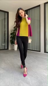 เสื้อทรงคอวาย แขนสั้น 😍 ตัดเฉด ทูโทน ช่วงอก ✨✨ แนวตั้ง เพิ่มความเพรียวของลำตัว เกร๋กู๊ด สีสวยคลาสสิค ดูดีแน่นอนค่าา  ** งานอัดพลีทเน้นย้ำ ถึง 3 ครั้ง ด้วยเทคนิคพิเศษ แบบงานแบรนด์ เพื่อความอยู่ตัว ไม่คลายง่าย การันตีความสวย 🪅 ไฮโซวจร้าา **  Bust : 34” Le