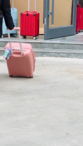 Lightweight Expandable Luggage Set with 360° Spinner Wheels and Matching Vanity Case bag