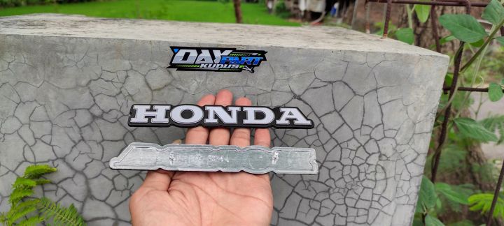 emblem%20tangki%20cb%20125%20mirip%20ori%20original%20emblem%20tanki%20honda%20cb125%20detail%20ori%20original%20emblem%20cb%20gelatik%20cb%20125%20emblem%20tangki%20cb%20doraemon%20pres%20kudus%20kudusan%20sultan%20part%20emblem%20tangki%20cb%20kontes%20logo%20logos%20honda%20putih%20hitam%20honda%20cb%20125%20cb%20100%20alloy%20import%20-%20Image%202