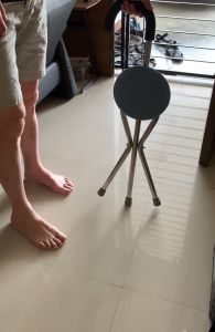 [GIORGIO ARMANI MALL]ไม้เท้าพยุงเดิน，การดูแลผู้สูงอายุพับได้ไม้เท้าไม้เท้า 2 in 1 เก้าอี้สามขาสูงถึง 150 KG เก้าอี้อ้อยแบบปรับได้สตูลที่นั่งไม้ค้ำยันแบบพกพา