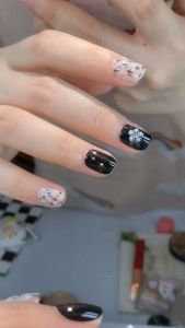 Bộ 24 móng tay giả ngắn - D 102 -  sang trọng dễ thương cho nữ màu đen sọc đính hoa Kèm keo SILICON dán móng CÓ ẢNH SP THẬT