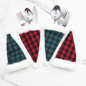 2ชิ้น/แพ็ค19ซมผ้าลายตารางหมากรุกตุ๊กตากระป๋องใส่ส้อมตกแต่งเครื่องใช้บนโต๊ะอาหารตั้งโต๊ะคริสต์มาสปีใหม่อุปกรณ์ตกแต่งหมวกซานต้า DIY