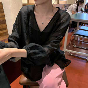 เสื้อคลุมกันแดดสไตล์ฮ่องกงย้อนยุคสำหรับผู้หญิงในช่วงฤดูร้อนใหม่ เสื้อคลุมกันหนาวแบบมีสายเดี่ยว ปกติ แขนสั้น คอวี สีพื้น เสื้อคลุมแอร์แบบอเนกประสงค์