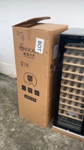 Bananashopz Vinocave รุ่นJC-266A ตู้แช่ไวน์ ตู้ไวน์ ความจุ60-90ขวด พร้อมที่แขวนแก้ว ไฟส่องสว่างภายในตู้ ชั้นวางไม้16ชั้น มีกุญแจล็อค