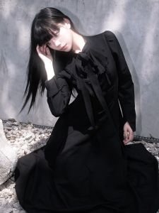 ชุดเดรสยาวทรงเอเอวสูงสไตล์เกาหลี Muggle Studio ดีไซน์หรูหรา ทรงเข้ารูป แขนยาว คอวีสีดำ ฤดูใบไม้ร่วง/ฤดูหนาว