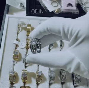 Nhẫn Ice Bling thép Titan đính đá ZC - ĐEN x TRẮNG