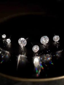 ต่างหูเงินแท้ประดับเพชรเม็ดเล็ก ต่างหู Moissanite พร้อมหูปิดเงินแท้ อุปกรณ์เสริมสุดเก๋สำหรับผู้หญิง