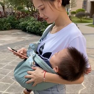 Bayi memegang artefak membebaskan tangan bayi keluar secara horizontal memegang kursi pinggang kembali syal pelukan depan selempang bayi yang baru lahir