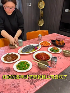 Disposable tablecloth with elastic waistband non washable oil resistant waterproof thickened red tablecloth fabric 一次性桌布束口松紧带免洗防油防水加厚红色餐台布
