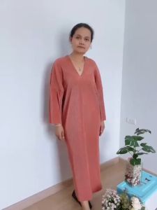 ชุดเดรส คอวีหน้า วีหลัง แขนยาวผ้าพลีท