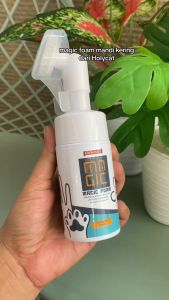 Royal Cats MAGIC FOAM: Solusi Mandi Kering Berkualitas\\n\\nRoyal Cats MAGIC FOAM adalah solusi instant dalam menjaga kebersihan anabul tanpa harus sering-sering pergi ke tempat grooming, mudah melakukannya dimanapun dirumah, dikantor hingga di perjalanan karena tidak membutuhkan air. Dengan Royal Cats MAGIC FOAM, Anda bisa memberikan perawatan mandi berkualitas tinggi kepada anabul tanpa harus menggunakan air.\\n\\n Apa Itu Royal Cats MAGIC FOAM?\\n\\nRoyal Cats MAGIC FOAM adalah produk perawatan hewan berkualitas yang dirancang khusus untuk memberikan perawatan mandi kering yang efektif. Dengan formulasi yang dirancang untuk membunuh kuman, bakteri, dan virus hingga 99%, Royal Cats MAGIC FOAM aman digunakan dan terjilat oleh anabul.\\n\\n Keunggulan Produk\\n\\nBeberapa keunggulan produk Royal Cats MAGIC FOAM meliputi:\\n\\n- Efektif membunuh kuman, bakteri, dan virus hingga 99%\\n- Mengandung Almond Oil dan Aloe Vera untuk mengurangi kerontokan dan mempercepat pertumbuhan bulu\\n- Melembabkan, menghaluskan, dan menambah kilap pada bulu\\n- Tidak memerlukan air\\n\\n Komposisi Produk\\n\\nRoyal Cats MAGIC FOAM mengandung Almond Oil dan Aloe Vera yang dapat membantu mengurangi kerontokan dan mempercepat pertumbuhan bulu. Selain itu, komposisi produk juga dirancang untuk melembabkan, menghaluskan, dan menambah kilap pada bulu.\\n\\n Cara Menggunakan Royal Cats MAGIC FOAM\\n\\nCara menggunakan Royal Cats MAGIC FOAM sangat mudah dan praktis. Berikut ini langkah-langkah penggunaan:\\n\\n1. Goyangkan botol sebelum digunakan\\n2. Oleskan foam pada bulu anabul secara merata\\n3. Biarkan foam meresap selama beberapa menit\\n4. Gosok bulu anabul hingga bersih\\n\\n Keuntungan Penggunaan\\n\\nKeuntungan penggunaan Royal Cats MAGIC FOAM meliputi:\\n\\n- Tidak memerlukan air\\n- Efektif membunuh kuman, bakteri, dan virus hingga 99%\\n- Aman digunakan dan terjilat oleh anabul\\n- Mudah digunakan dimanapun dirumah, dikantor hingga di perjalanan\\n\\n Manfaat Royal Cats MAGIC FOAM\\n\\nRoyal Cats MAGIC FOAM memiliki berbagai manfaat bagi anabul, antara lain:\\n\\n Membunuh Kuman, Bakteri & Virus\\n\\nRoyal Cats MAGIC FOAM efektif membunuh kuman, bakteri, dan virus hingga 99%, sehingga dapat membantu menjaga kebersihan dan kesehatan anabul.\\n\\n Mencegah Kerontokan Bulu\\n\\nRoyal Cats MAGIC FOAM mengandung Almond Oil dan Aloe Vera yang dapat membantu mengurangi kerontokan dan mempercepat pertumbuhan bulu.\\n\\n Meningkatkan Kilap & Lembutnya Bulu\\n\\nRoyal Cats MAGIC FOAM juga dapat melembabkan, menghaluskan, dan menambah kilap pada bulu, sehingga anabul akan terlihat lebih bersih dan berkilau.\\n\\n Mengapa Memilih Royal Cats MAGIC FOAM\\n\\nAda beberapa alasan mengapa Anda harus memilih Royal Cats MAGIC FOAM sebagai solusi mandi kering untuk anabul Anda:\\n\\n Praktis & Efisien\\n\\nRoyal Cats MAGIC FOAM sangat praktis dan efisien karena tidak memerlukan air dan mudah digunakan dimanapun dirumah, dikantor hingga di perjalanan.\\n\\n Aman & Terjilat\\n\\nRoyal Cats MAGIC FOAM aman digunakan dan terjilat oleh anabul, sehingga tidak perlu khawatir jika anabul menelan foam.\\n\\n Tidak Memerlukan Air\\n\\nRoyal Cats MAGIC FOAM tidak memerlukan air, sehingga Anda tidak perlu repot-repot mencuci anabul dengan air.\\n\\nJadi, tunggu apa lagi? Segera gunakan Royal Cats MAGIC FOAM sebagai solusi mandi kering berkualitas untuk anabul Anda!\"