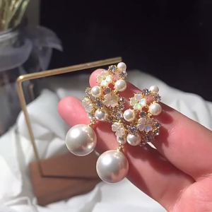 New Arrival Pearl Vintage Geometric Simple Micro Inlaid Hollow Flower Women Dangle Earrings Fashion Sweet Elegant Lady Jewelry