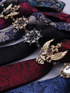 Original การล่าสัตว์ยี่ห้อผู้ชายธุรกิจเสื้อคออัญมณี Studded เนคไทโบราณสไตล์อัศวินเหมาะสําหรับชุดเกาหลี