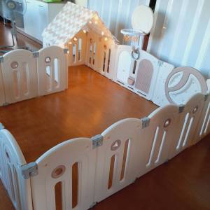 คอกเด็กสีครีมพร้อมบ้าน Tiny Lion 6 มีแผ่นกิจกรรม กระดาน และแผ่นต่อเลโก้ พร้อมแป้นบาส ลูกบาส   ขนาดใหญ่ใส่เตียง6ฟุตได้ มือ2